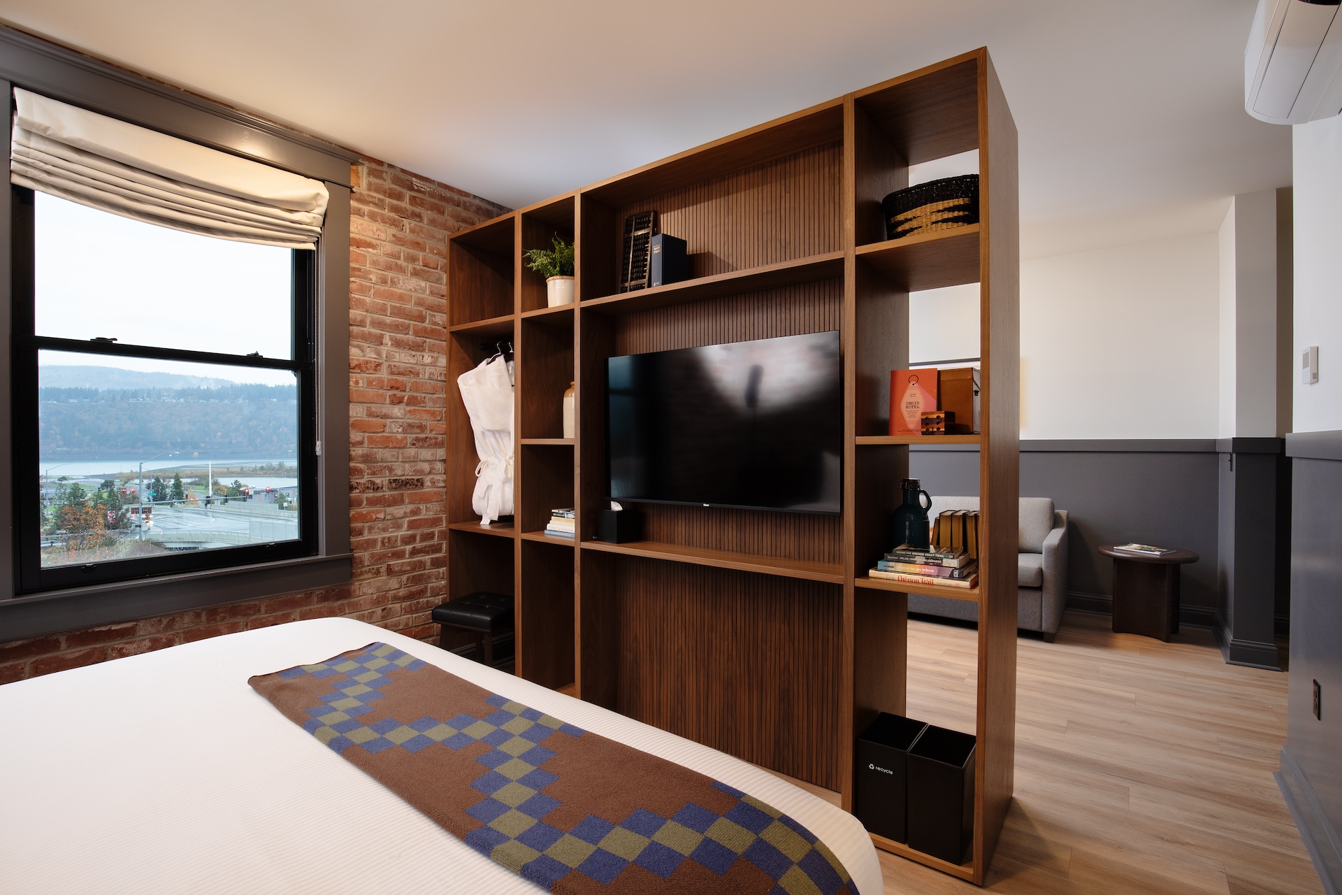 Sandbar Suite layout with king bed, sofa bed, and large windows looking out over the Columbia River and nearby sandbar.