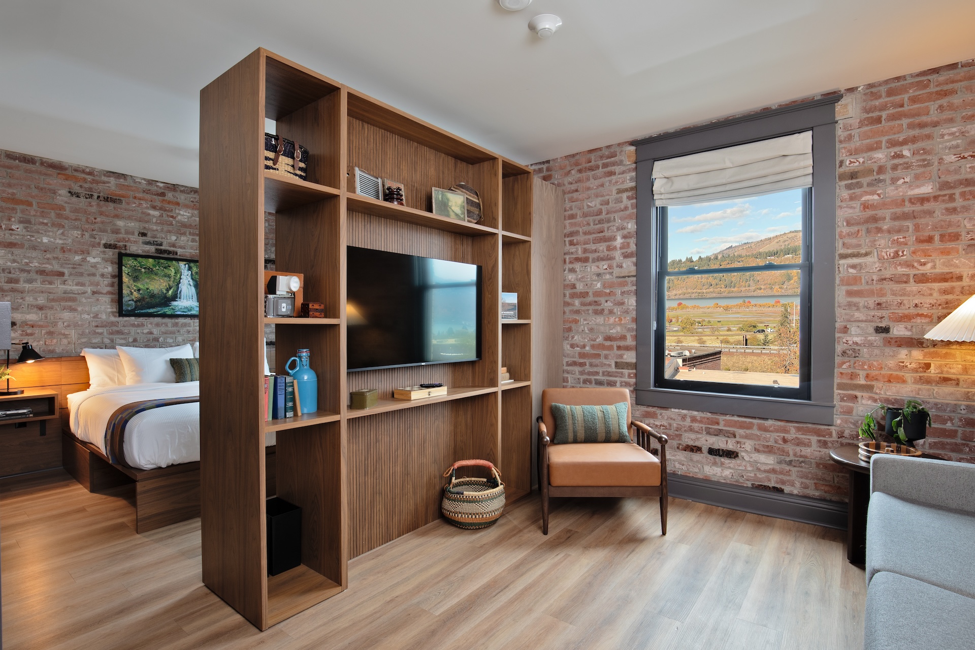 Bright guest suite with king bed, sofa bed, and expansive windows with views of the Columbia River and the sandbar.